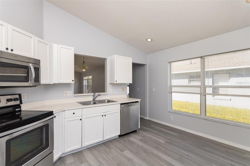 Под контрактом: $340,000 (3 спален, 2 ванн, 1300 Квадратных фут)