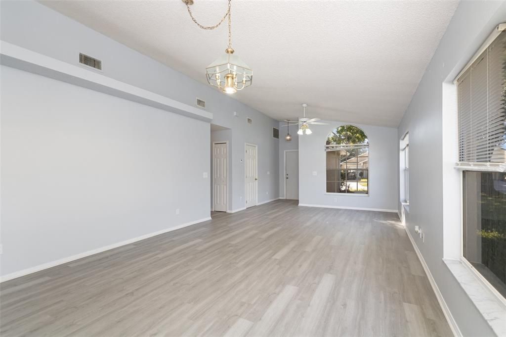 Под контрактом: $340,000 (3 спален, 2 ванн, 1300 Квадратных фут)