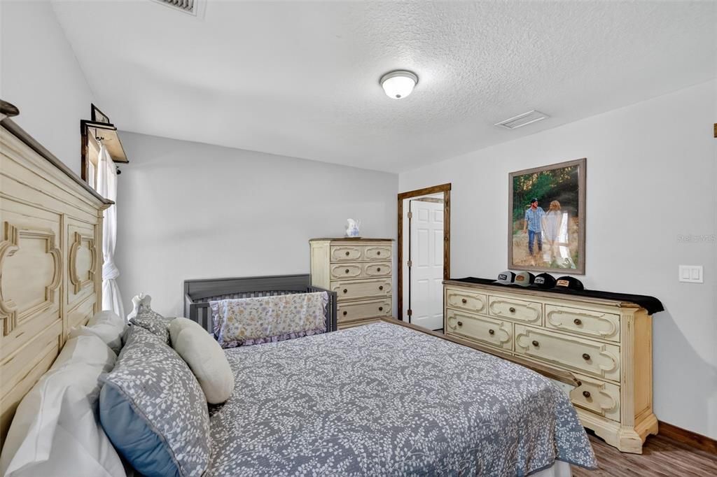 Activo con contrato: $235,000 (3 camas, 2 baños, 1079 Pies cuadrados)