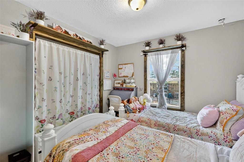 Activo con contrato: $235,000 (3 camas, 2 baños, 1079 Pies cuadrados)