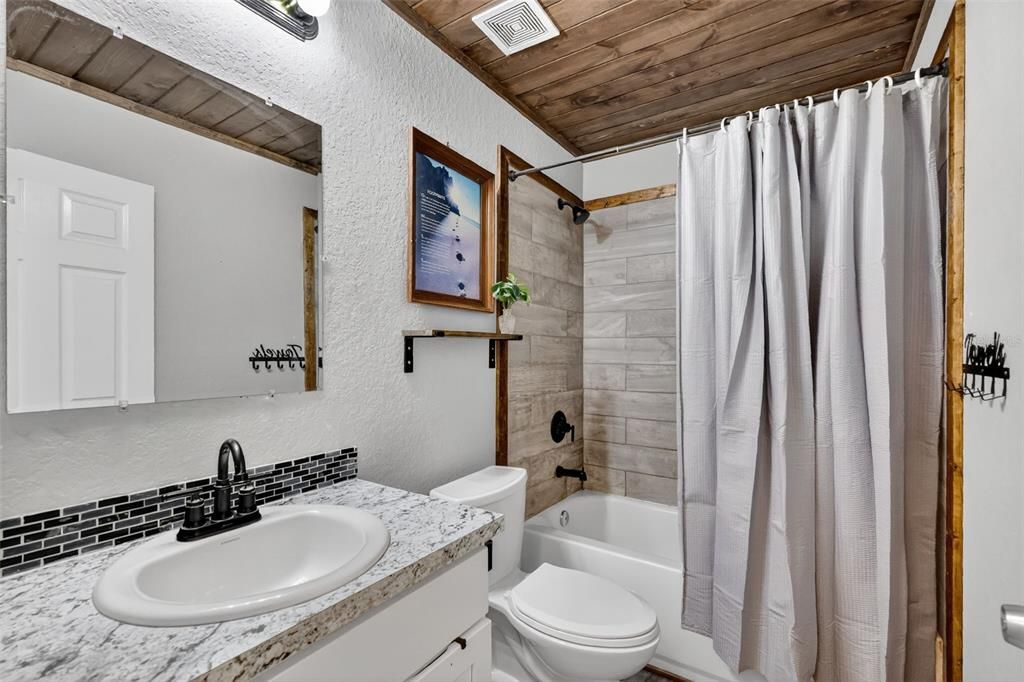 Activo con contrato: $235,000 (3 camas, 2 baños, 1079 Pies cuadrados)