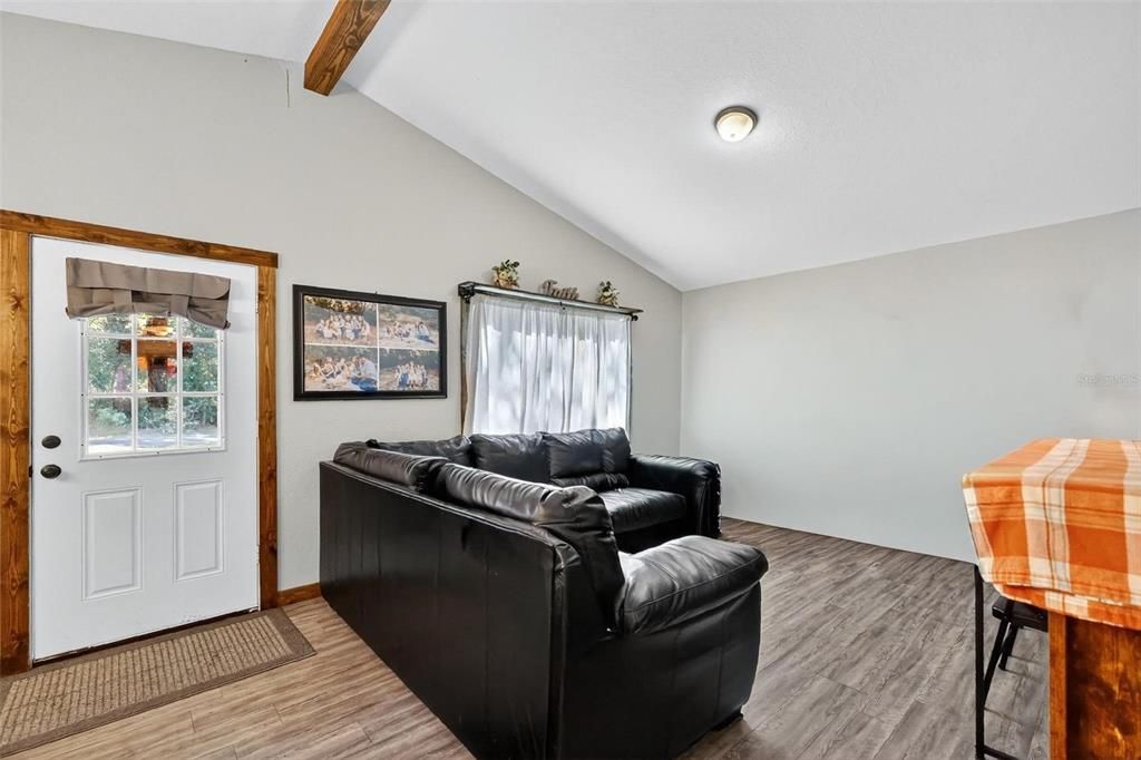 Activo con contrato: $235,000 (3 camas, 2 baños, 1079 Pies cuadrados)