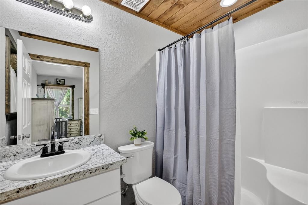 Activo con contrato: $235,000 (3 camas, 2 baños, 1079 Pies cuadrados)