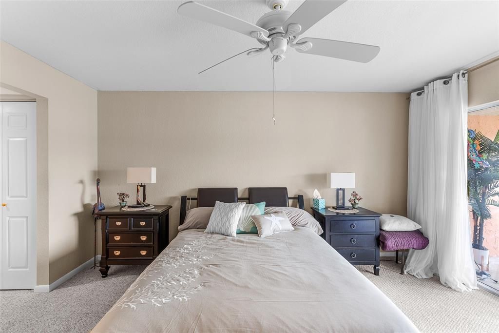 待售: $235,000 (2 贝兹, 2 浴室, 1012 平方英尺)