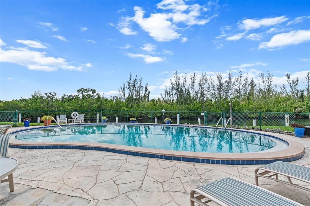 待售: $235,000 (2 贝兹, 2 浴室, 1012 平方英尺)