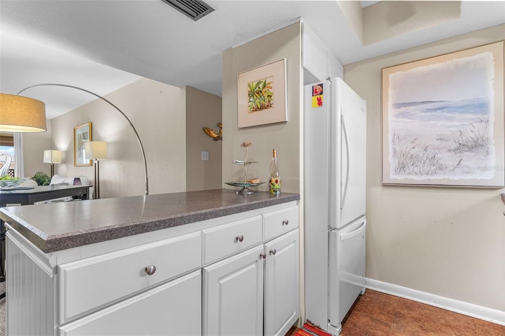 待售: $235,000 (2 贝兹, 2 浴室, 1012 平方英尺)