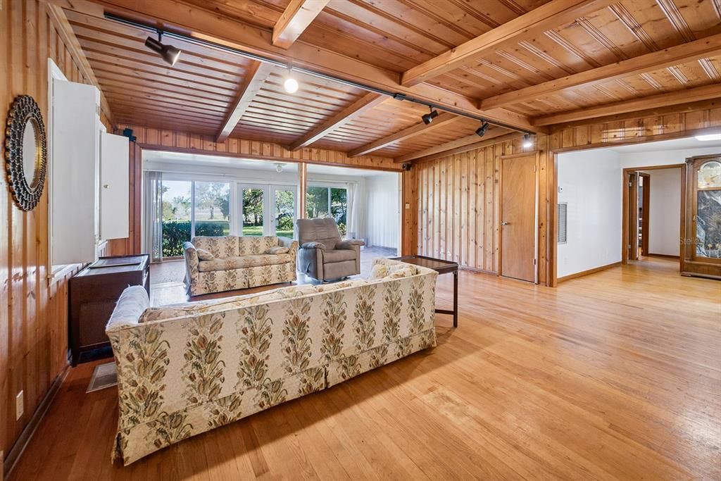 En Venta: $409,000 (4 camas, 2 baños, 1906 Pies cuadrados)