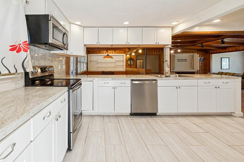 En Venta: $409,000 (4 camas, 2 baños, 1906 Pies cuadrados)