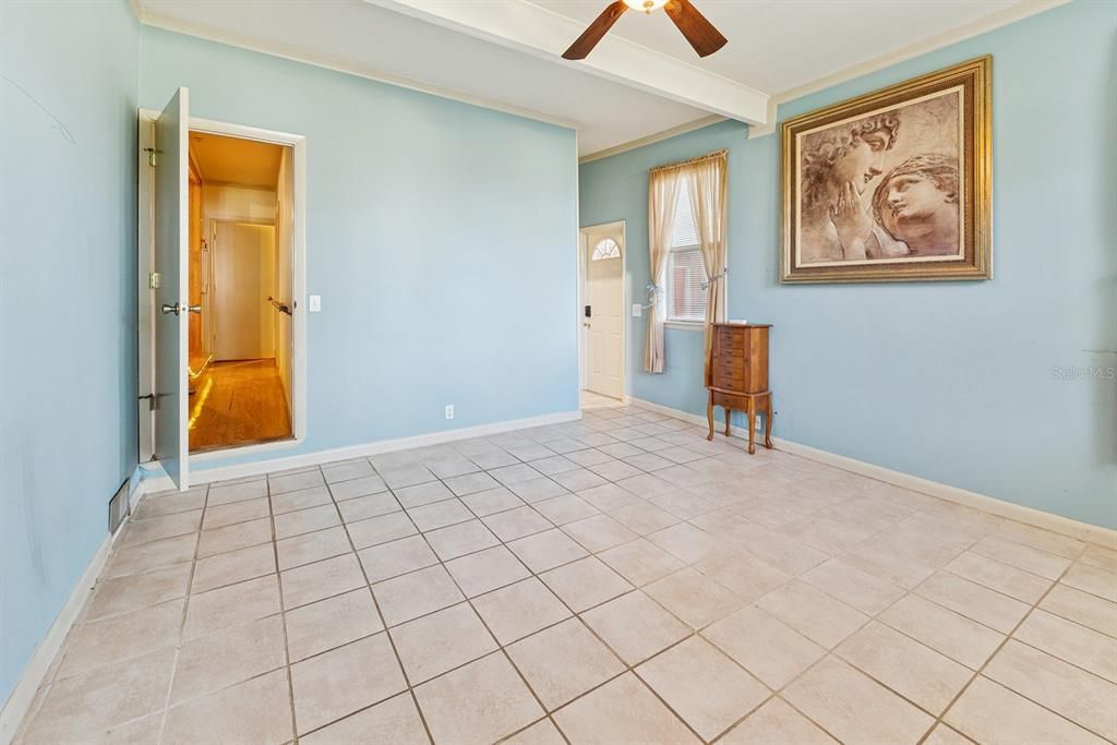 En Venta: $409,000 (4 camas, 2 baños, 1906 Pies cuadrados)