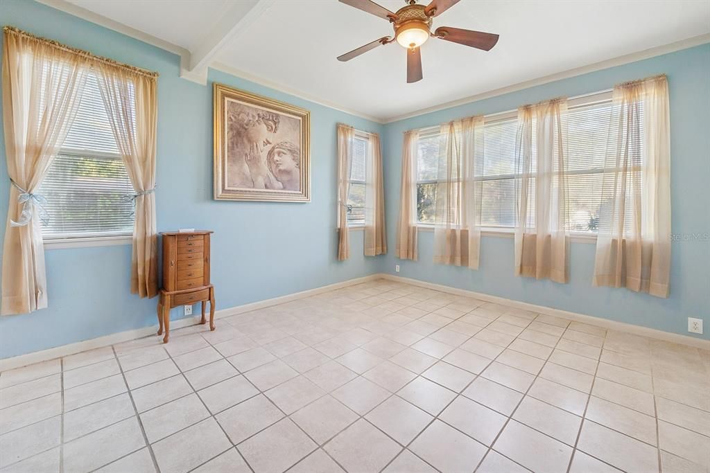 En Venta: $409,000 (4 camas, 2 baños, 1906 Pies cuadrados)