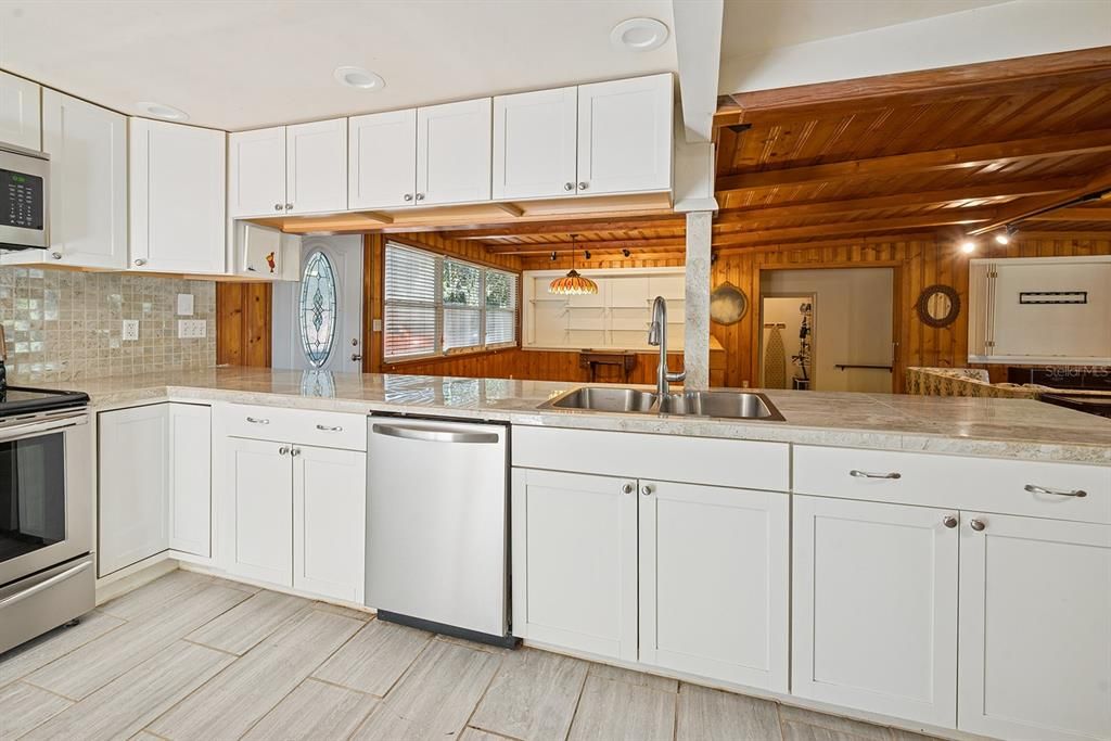 En Venta: $409,000 (4 camas, 2 baños, 1906 Pies cuadrados)