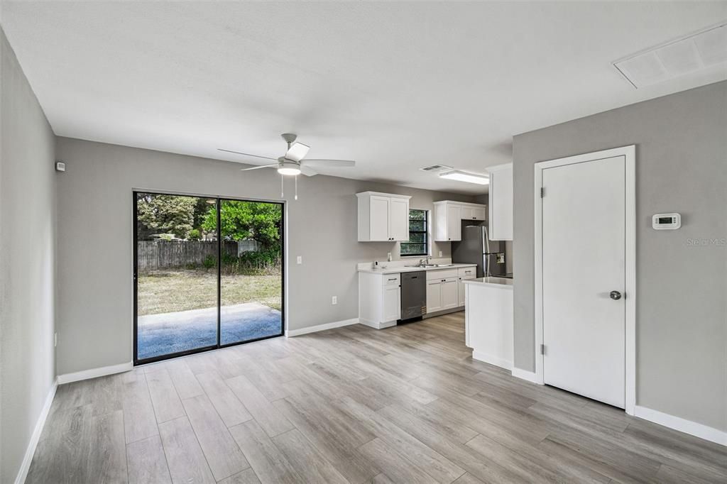 合同活跃: $275,000 (3 贝兹, 2 浴室, 1114 平方英尺)