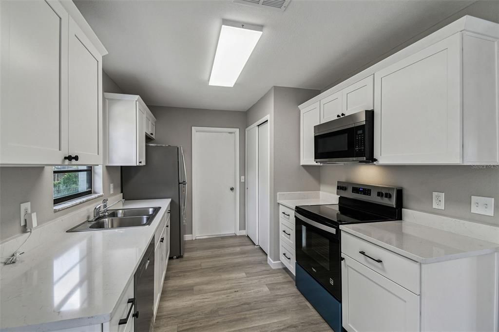 合同活跃: $275,000 (3 贝兹, 2 浴室, 1114 平方英尺)