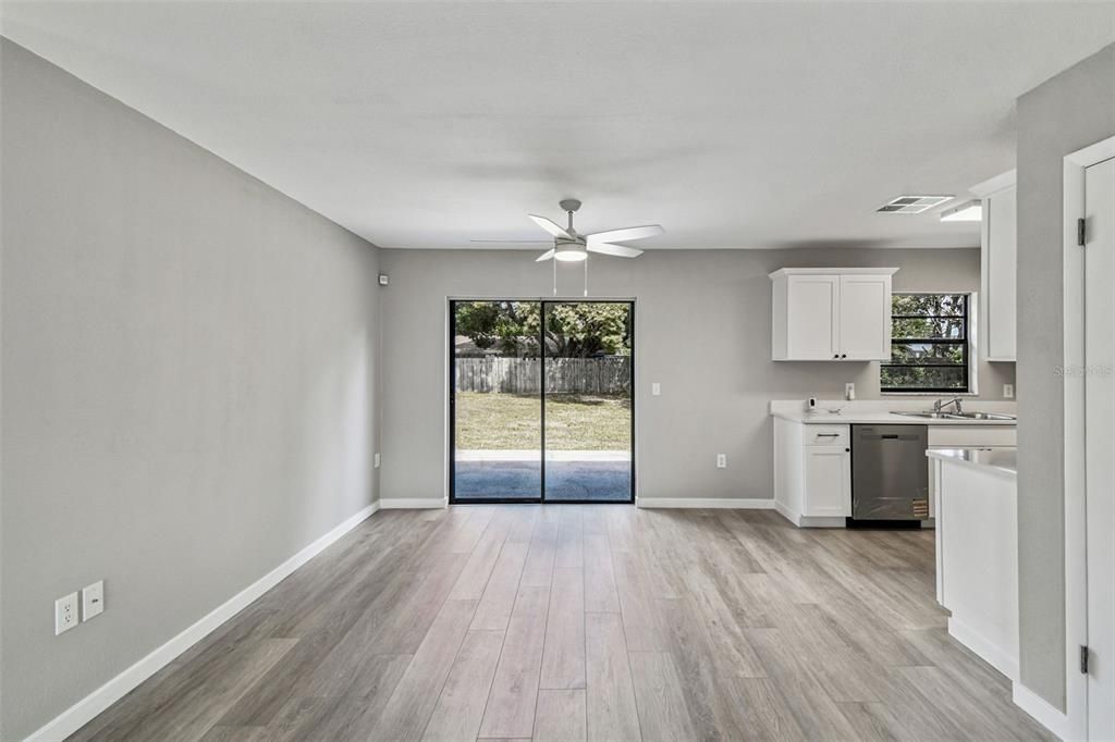 合同活跃: $275,000 (3 贝兹, 2 浴室, 1114 平方英尺)