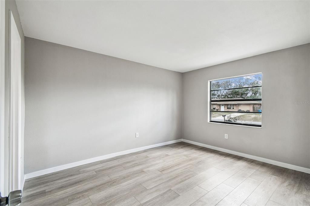 合同活跃: $275,000 (3 贝兹, 2 浴室, 1114 平方英尺)