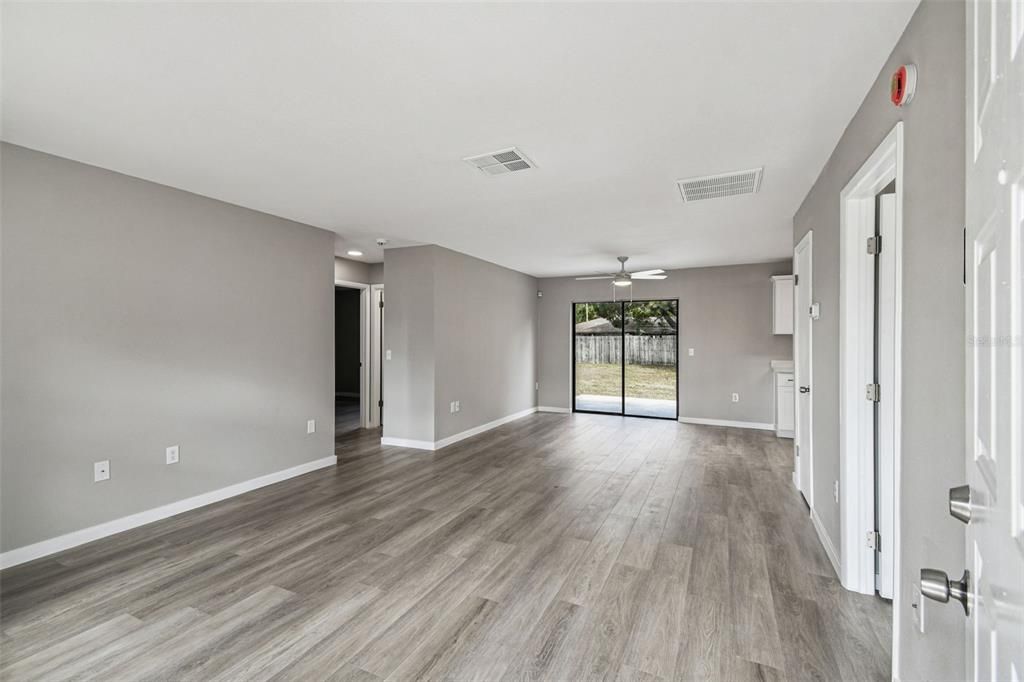 合同活跃: $275,000 (3 贝兹, 2 浴室, 1114 平方英尺)