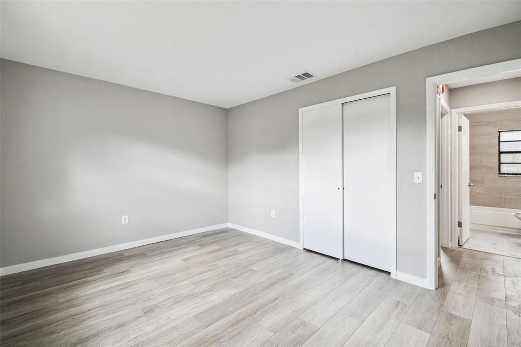 合同活跃: $275,000 (3 贝兹, 2 浴室, 1114 平方英尺)