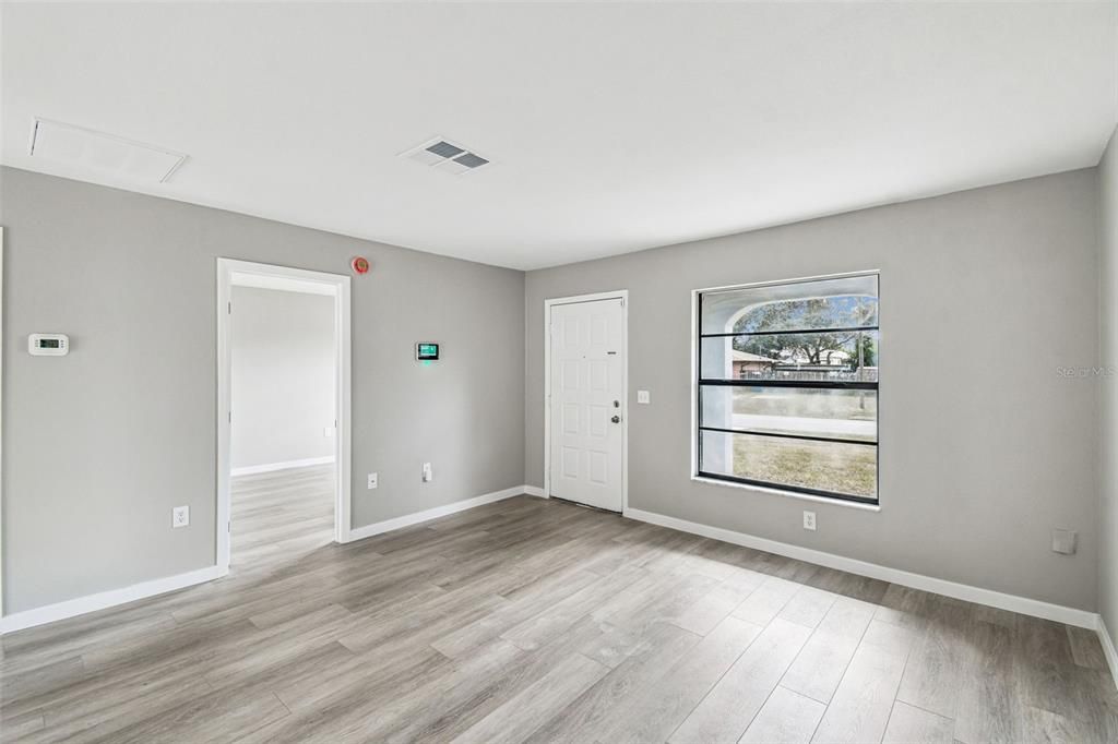 合同活跃: $275,000 (3 贝兹, 2 浴室, 1114 平方英尺)