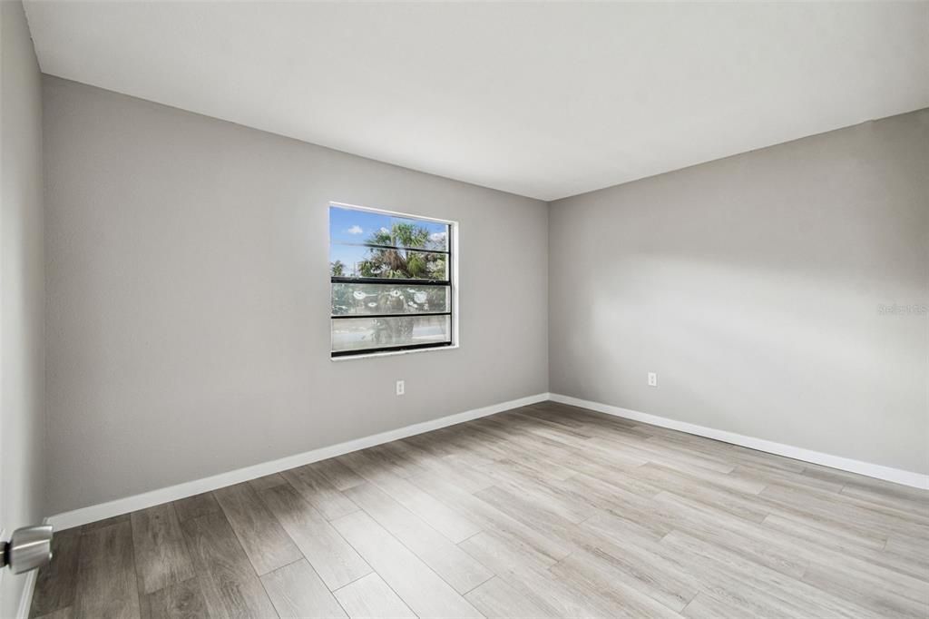 合同活跃: $275,000 (3 贝兹, 2 浴室, 1114 平方英尺)