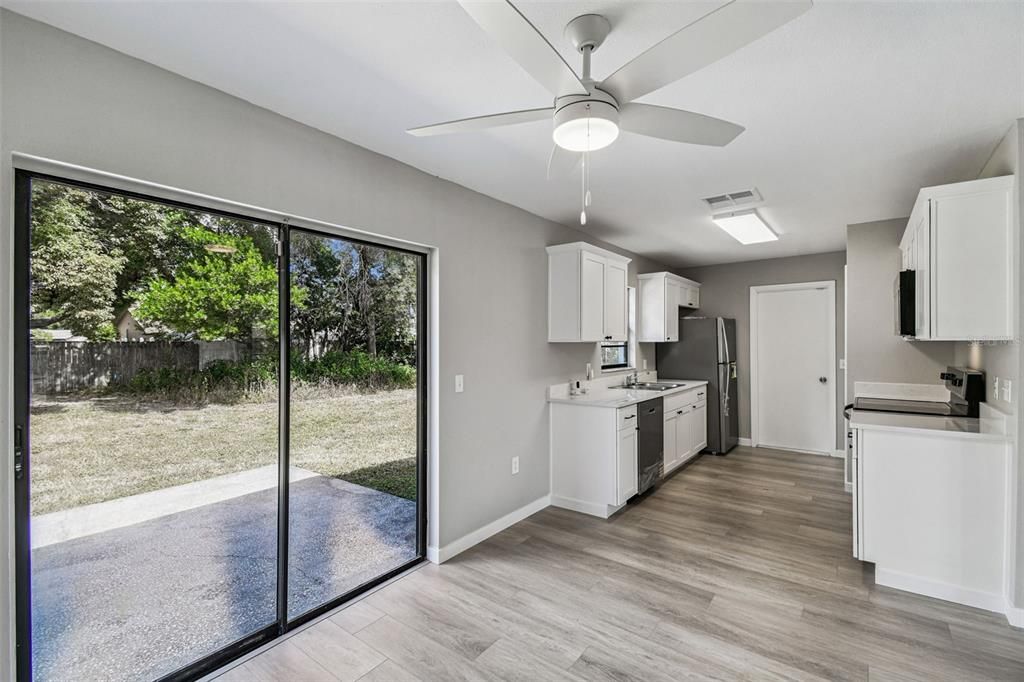 合同活跃: $275,000 (3 贝兹, 2 浴室, 1114 平方英尺)