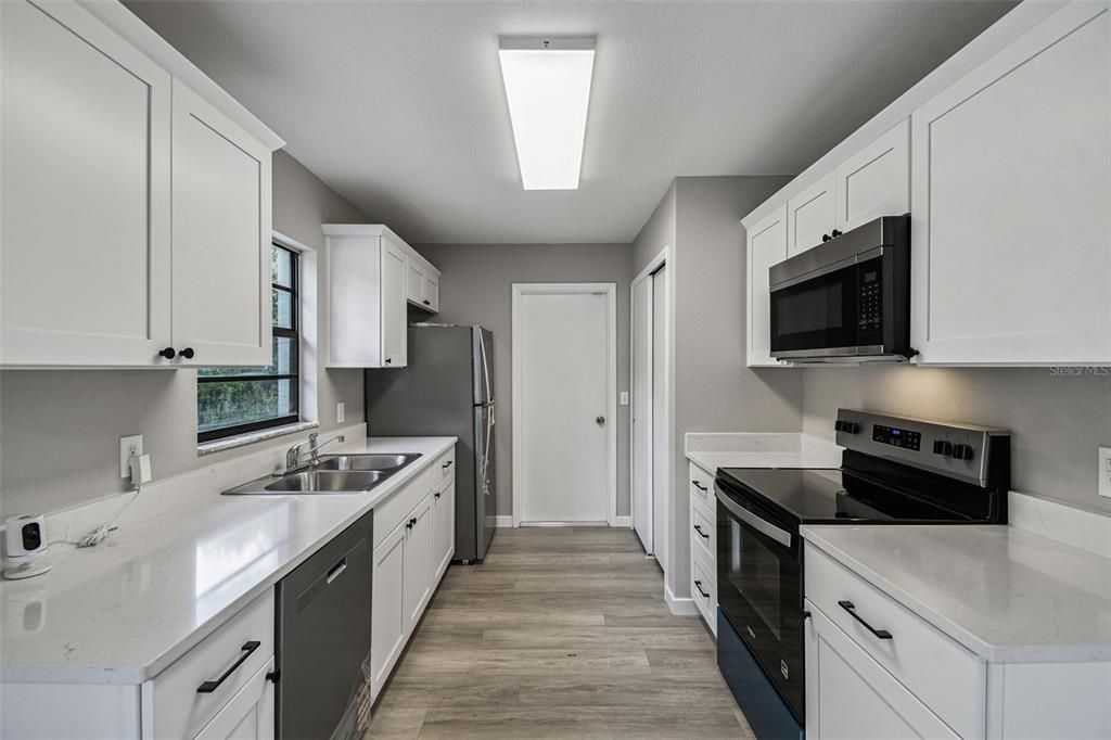 合同活跃: $275,000 (3 贝兹, 2 浴室, 1114 平方英尺)