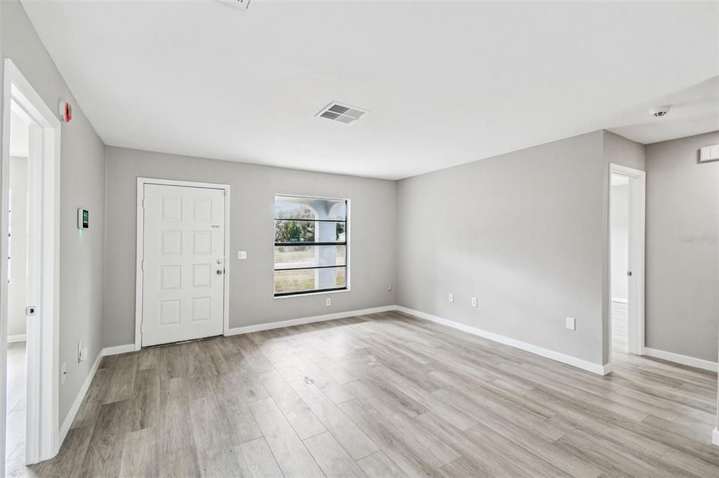 合同活跃: $275,000 (3 贝兹, 2 浴室, 1114 平方英尺)