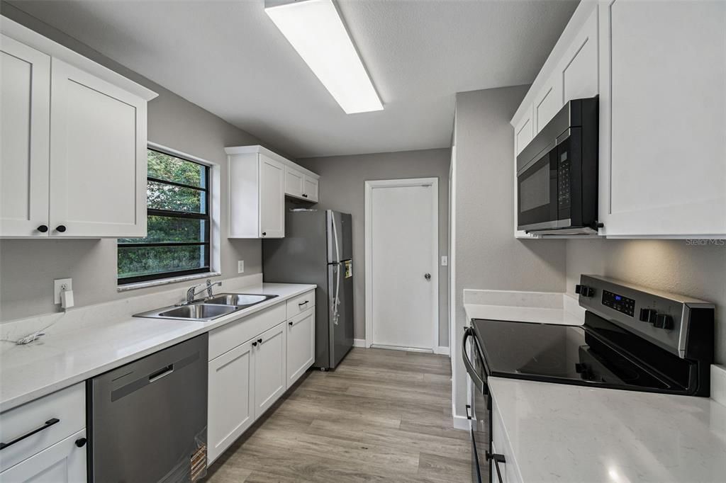 合同活跃: $275,000 (3 贝兹, 2 浴室, 1114 平方英尺)