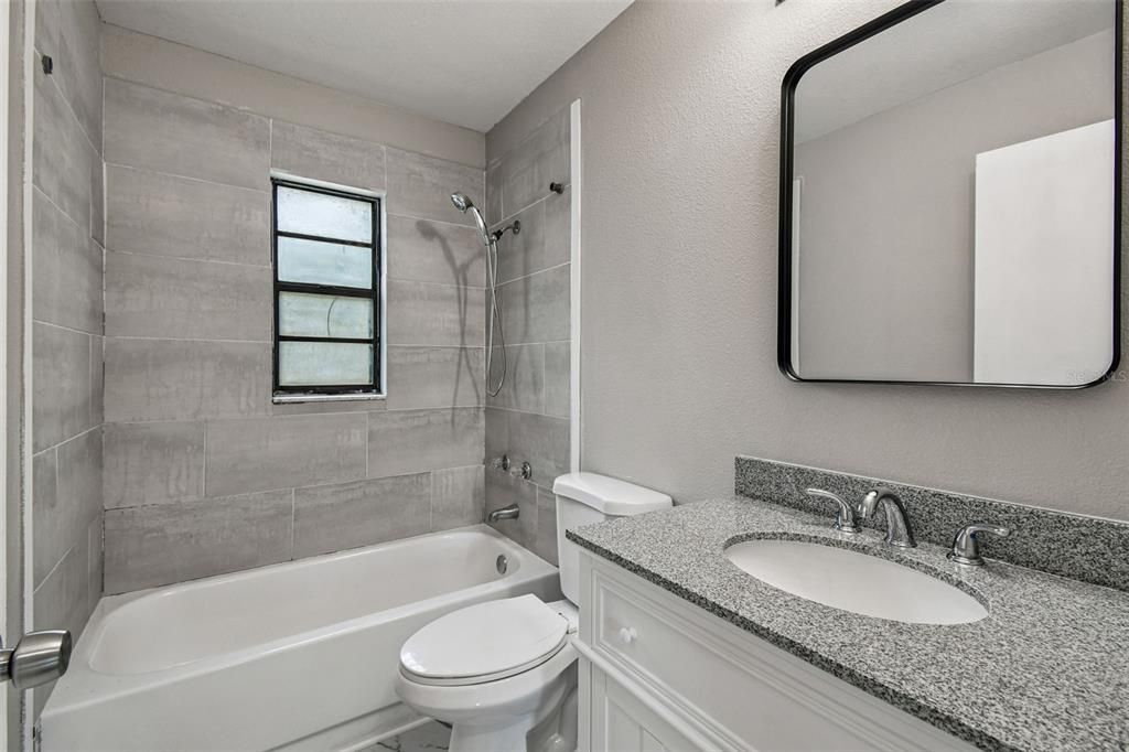 合同活跃: $275,000 (3 贝兹, 2 浴室, 1114 平方英尺)