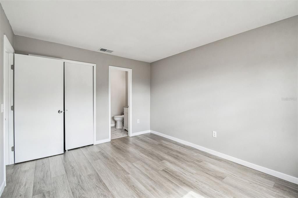 合同活跃: $275,000 (3 贝兹, 2 浴室, 1114 平方英尺)