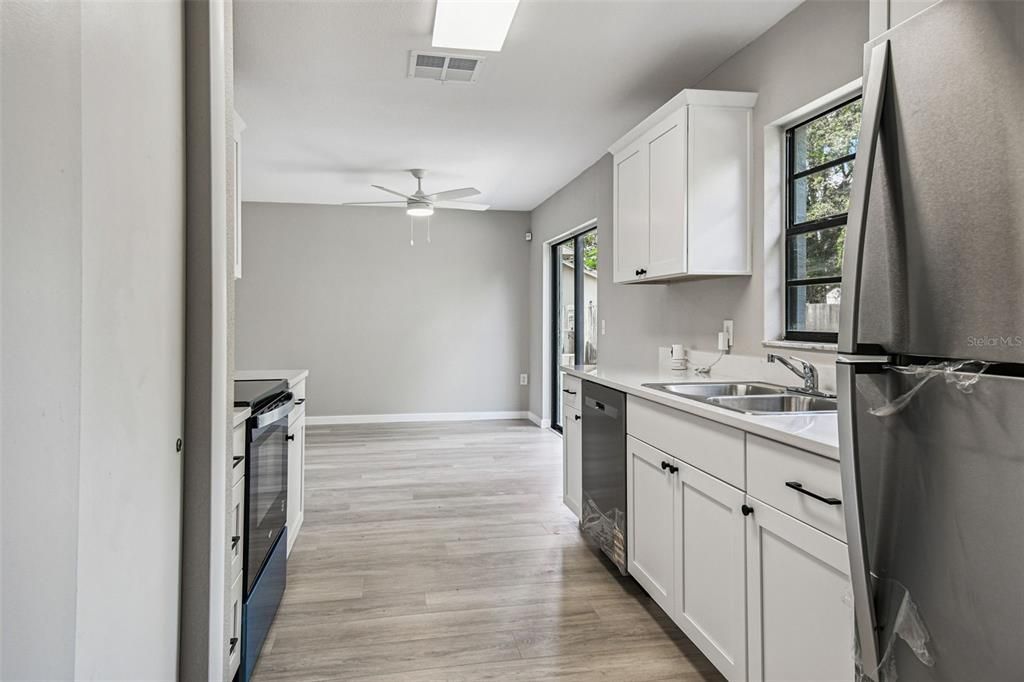 合同活跃: $275,000 (3 贝兹, 2 浴室, 1114 平方英尺)