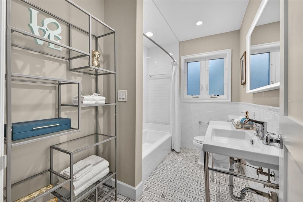 待售: $1,350,000 (3 贝兹, 2 浴室, 1948 平方英尺)