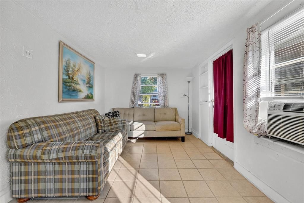 На продажу: $240,000 (4 спален, 2 ванн, 1593 Квадратных фут)