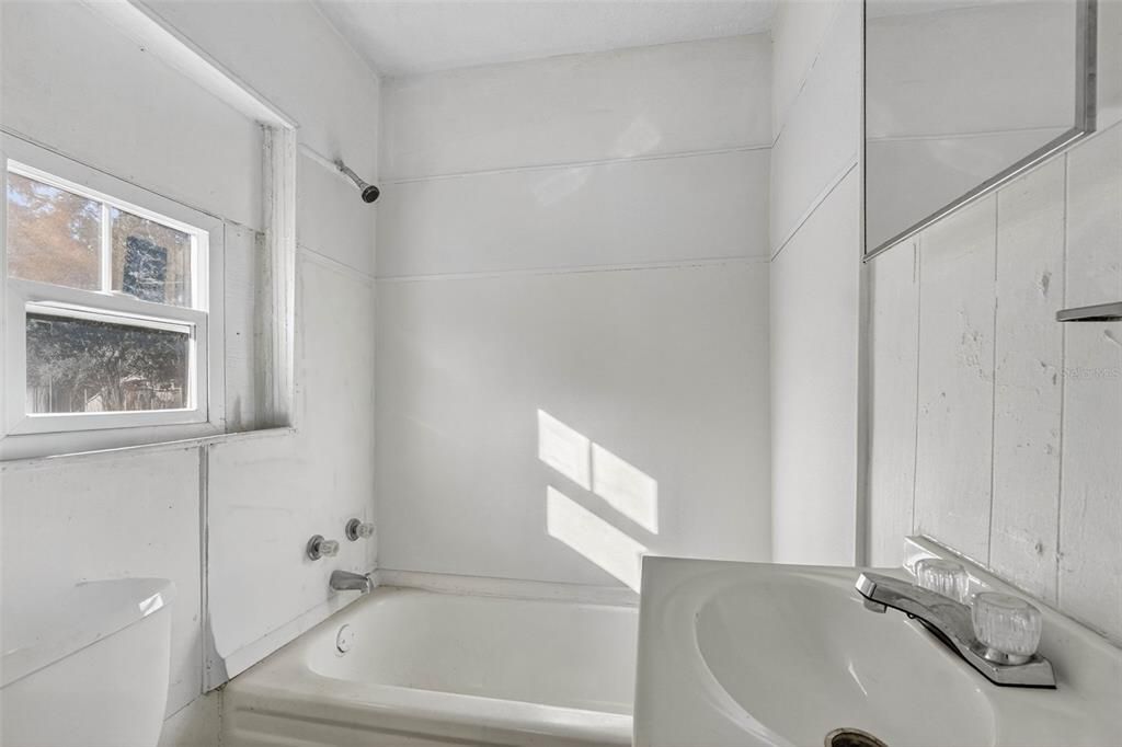 На продажу: $240,000 (4 спален, 2 ванн, 1593 Квадратных фут)