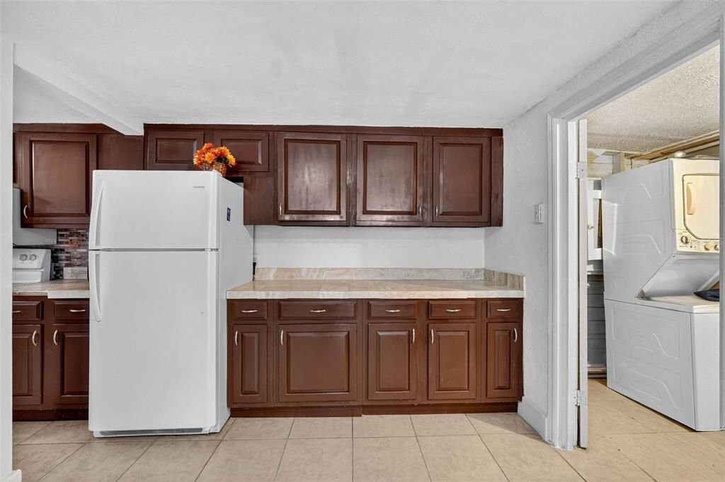 На продажу: $240,000 (4 спален, 2 ванн, 1593 Квадратных фут)