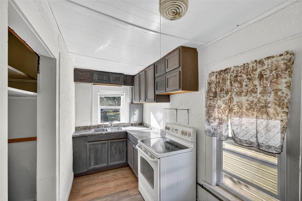 На продажу: $240,000 (4 спален, 2 ванн, 1593 Квадратных фут)