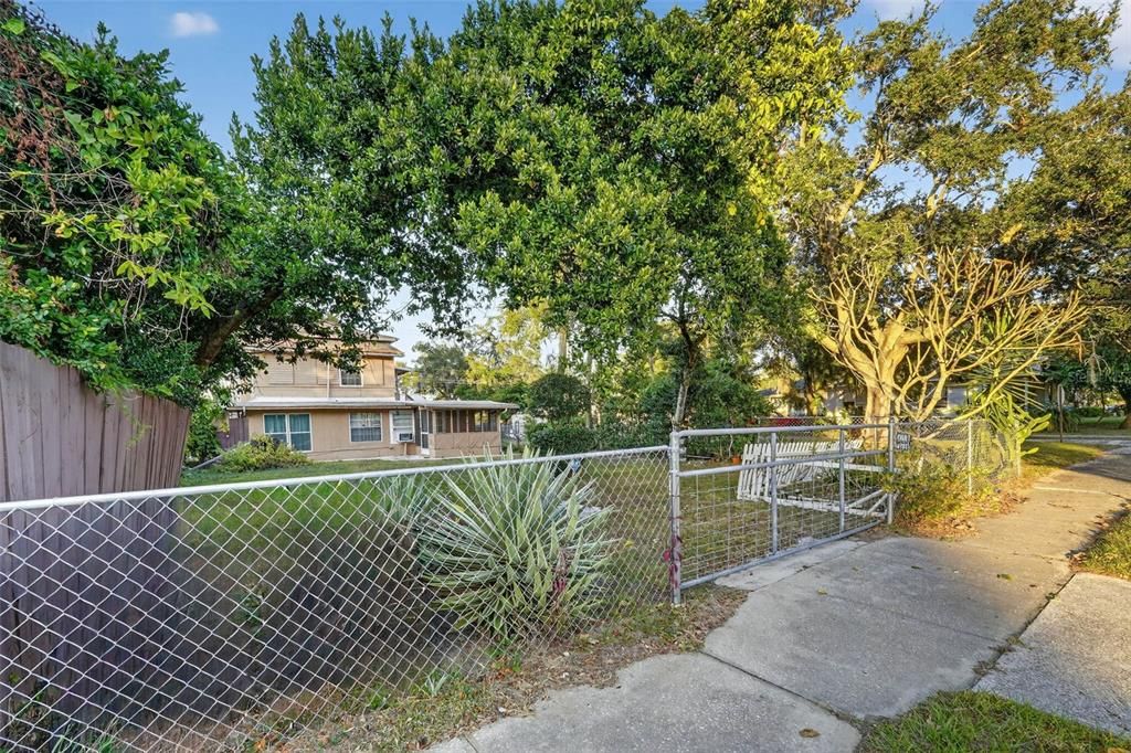 На продажу: $240,000 (4 спален, 2 ванн, 1593 Квадратных фут)