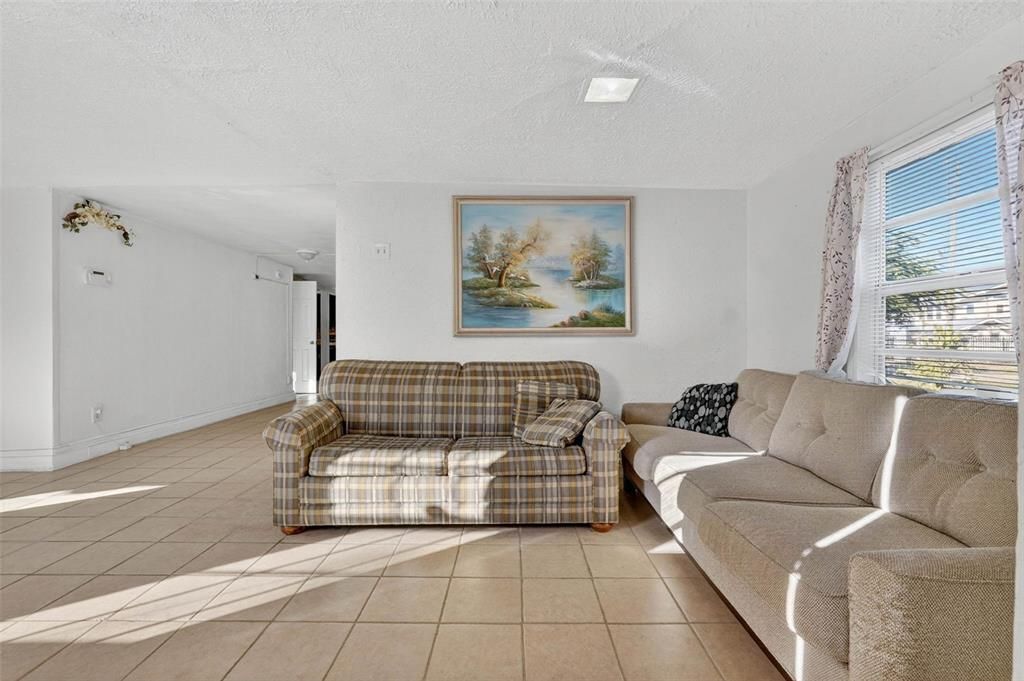 На продажу: $240,000 (4 спален, 2 ванн, 1593 Квадратных фут)