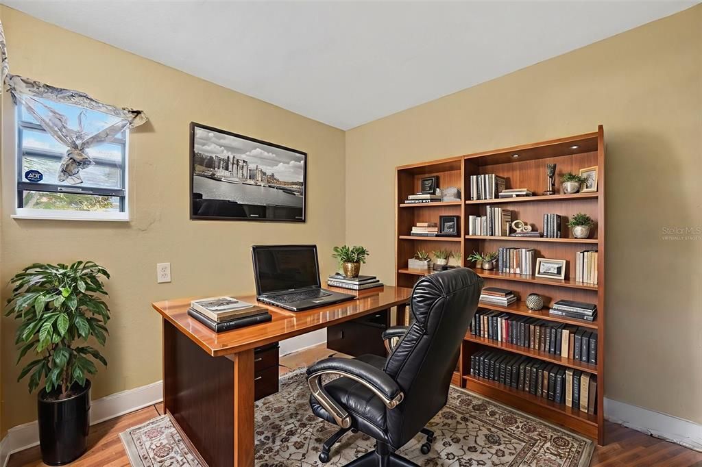 На продажу: $240,000 (4 спален, 2 ванн, 1593 Квадратных фут)