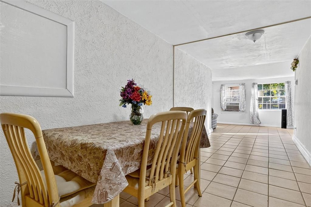 На продажу: $240,000 (4 спален, 2 ванн, 1593 Квадратных фут)