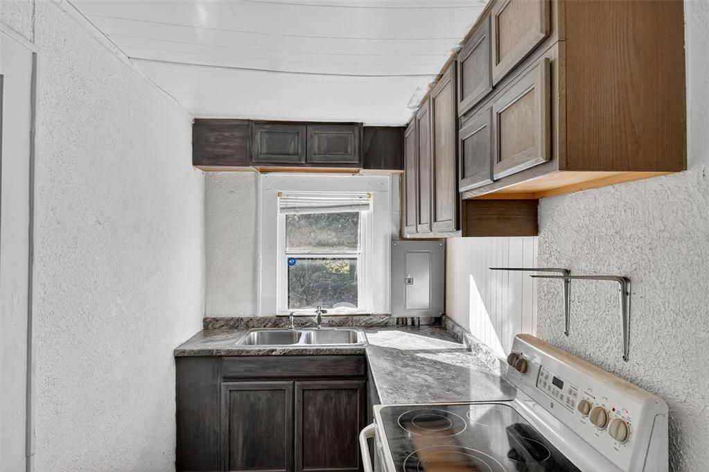 На продажу: $240,000 (4 спален, 2 ванн, 1593 Квадратных фут)