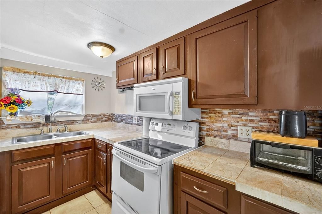 На продажу: $240,000 (4 спален, 2 ванн, 1593 Квадратных фут)