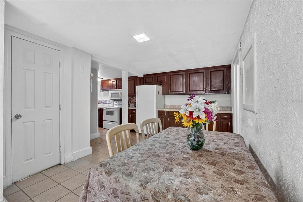 На продажу: $240,000 (4 спален, 2 ванн, 1593 Квадратных фут)