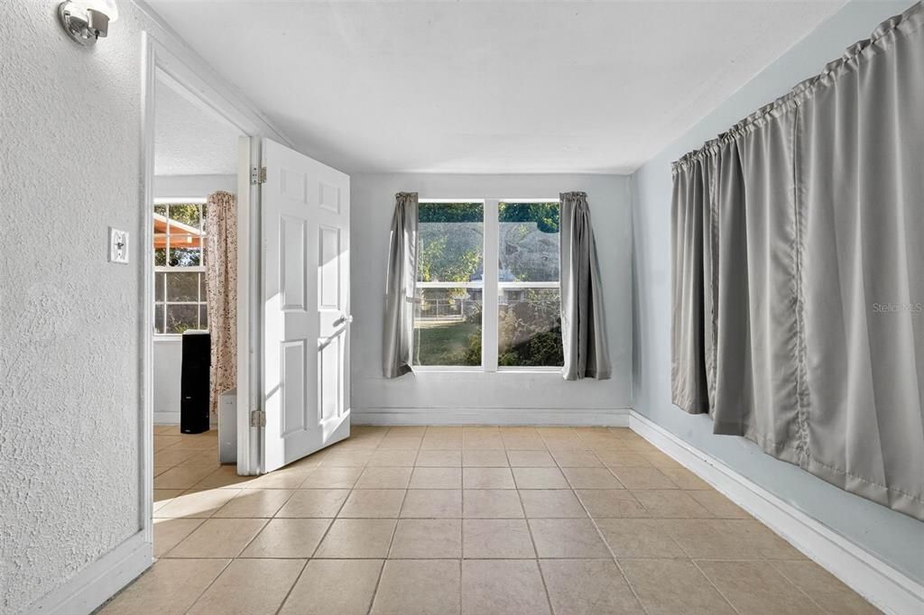 На продажу: $240,000 (4 спален, 2 ванн, 1593 Квадратных фут)