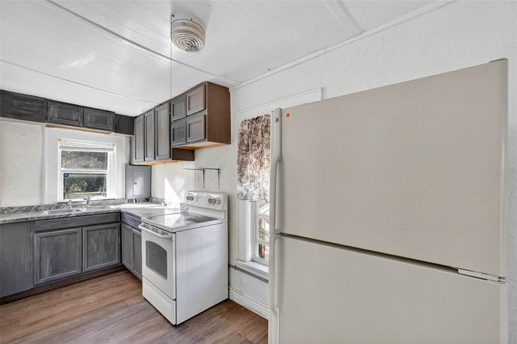 На продажу: $240,000 (4 спален, 2 ванн, 1593 Квадратных фут)