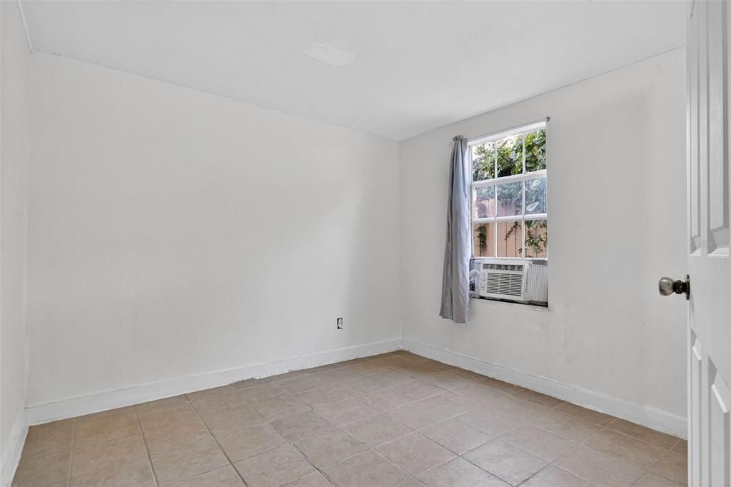 На продажу: $240,000 (4 спален, 2 ванн, 1593 Квадратных фут)