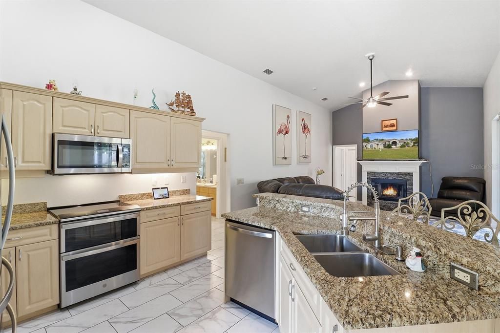 На продажу: $699,900 (4 спален, 3 ванн, 2487 Квадратных фут)