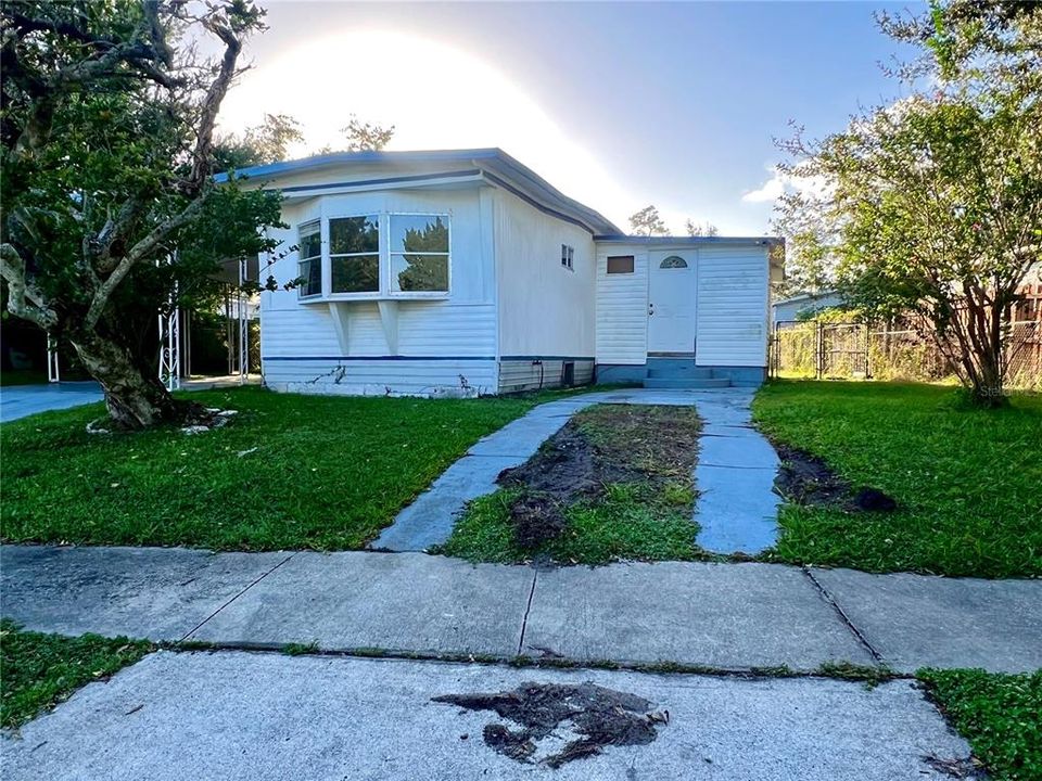 Activo con contrato: $124,000 (3 camas, 2 baños, 849 Pies cuadrados)