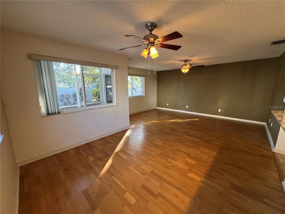 待售: $279,900 (3 贝兹, 2 浴室, 1461 平方英尺)