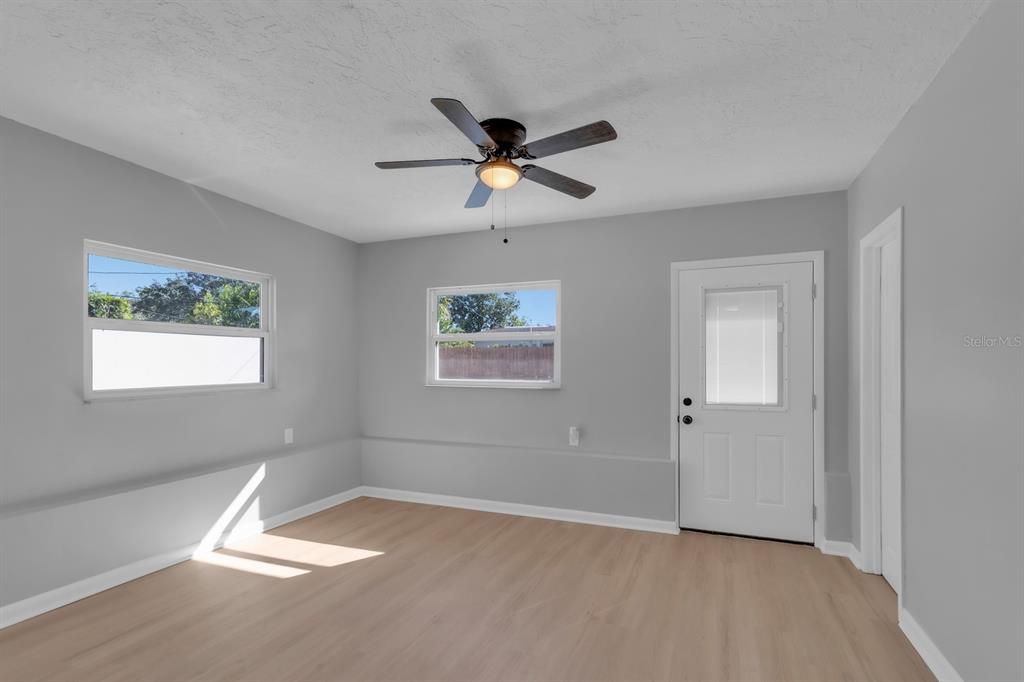 待售: $344,000 (4 贝兹, 2 浴室, 1816 平方英尺)