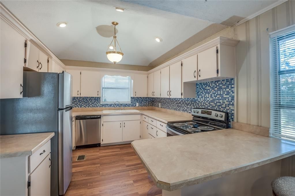 For Rent: $1,795 (3 beds, 1 baths, 1382 Square Feet)